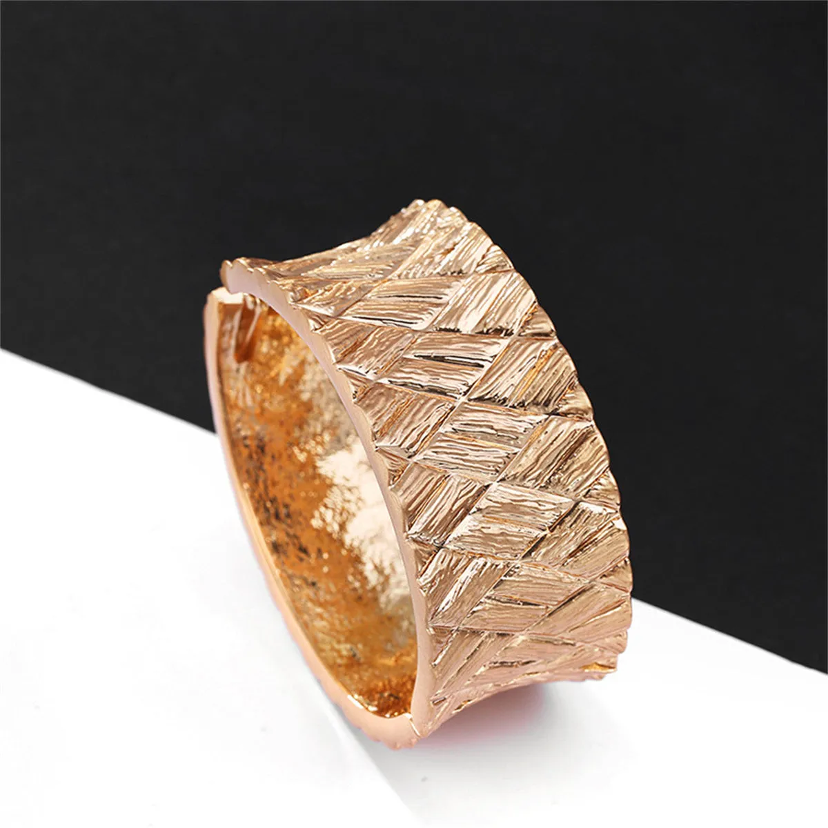 18K Gold-Plated Rhombus Pattern Hinge Bangle