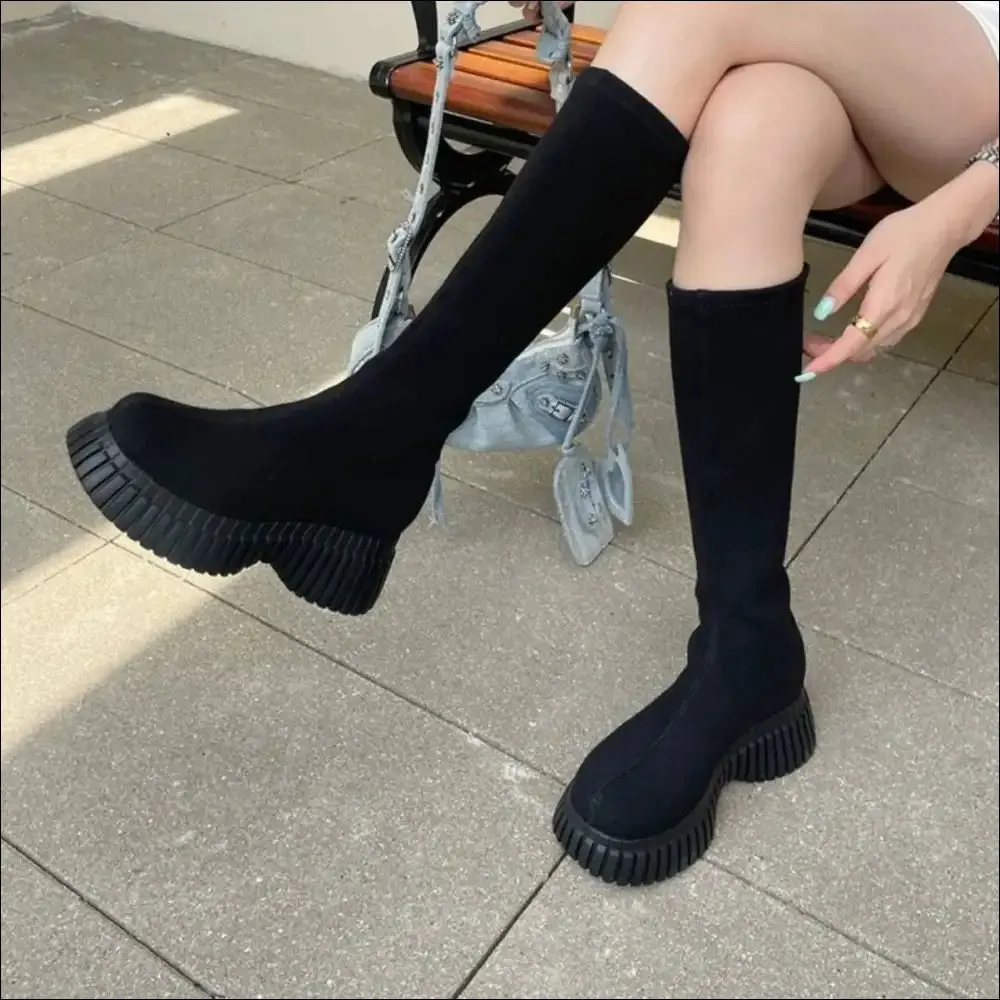 Chic Round Toe Platform Boots for Trendy Women