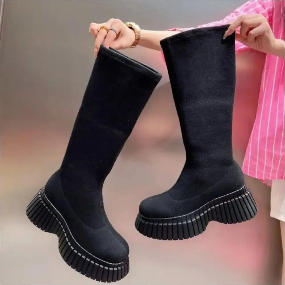 Chic Round Toe Platform Boots for Trendy Women