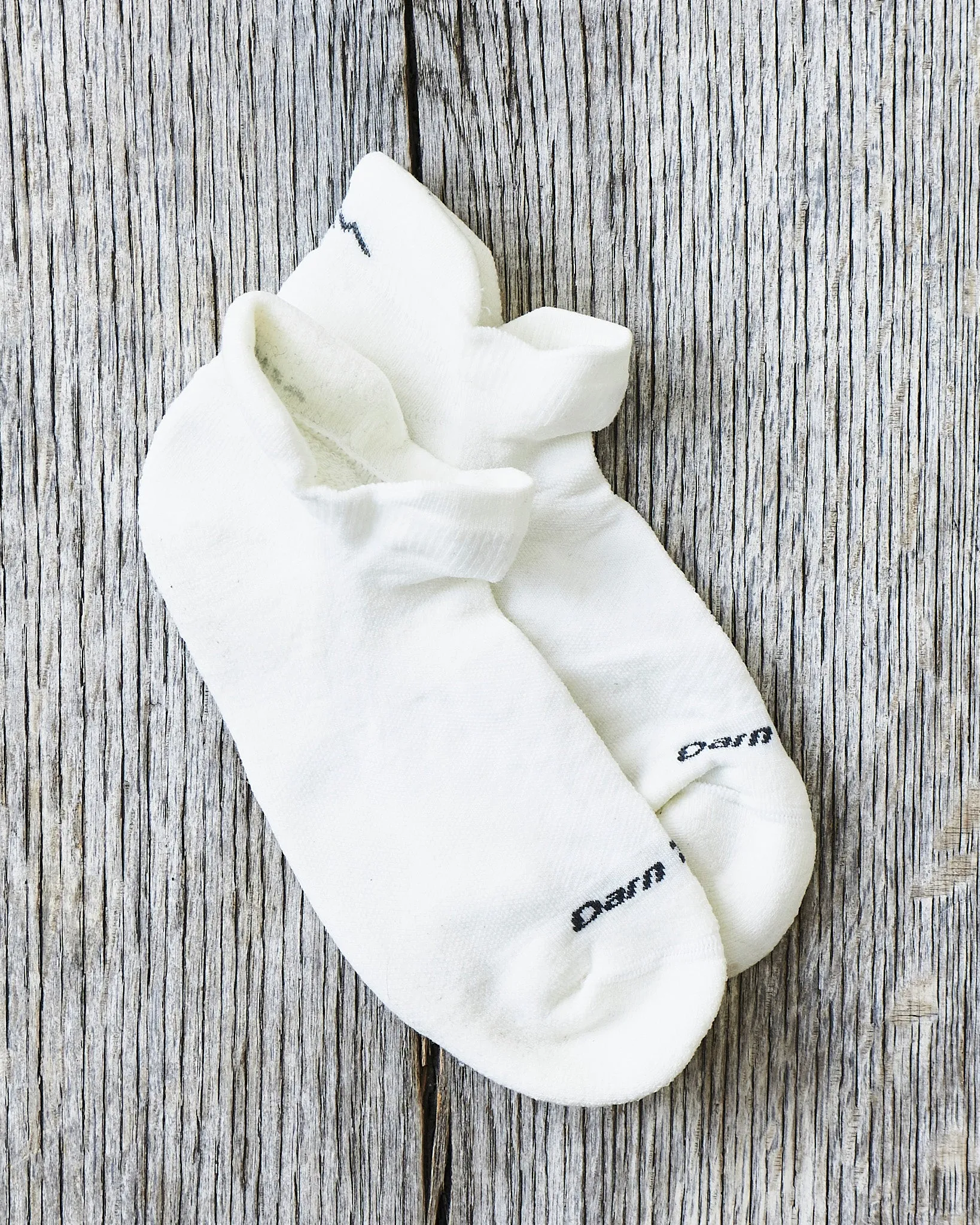 Darn Tough 1039 White Merino Wool Run No Show Tab Ultra-Lightweight With Cushion Socks