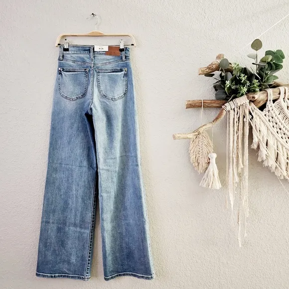 Judy Blue High Rise Medium Wash Classic Retro Wide Leg Jeans Regular Plus NEW