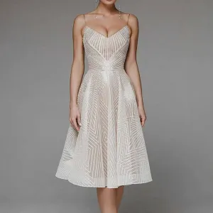 Mariola® | Charming dress with an open back and sophisticated details