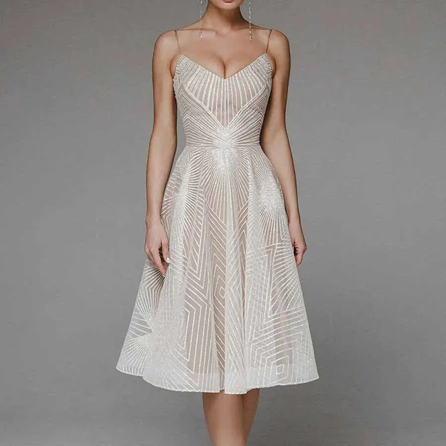 Mariola® | Charming dress with an open back and sophisticated details