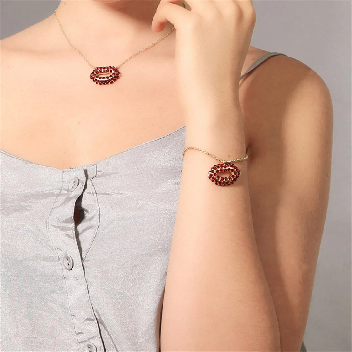 Red Cubic Zirconia & 18K Gold-Plated Lips Pendant Adjustable Bracelet