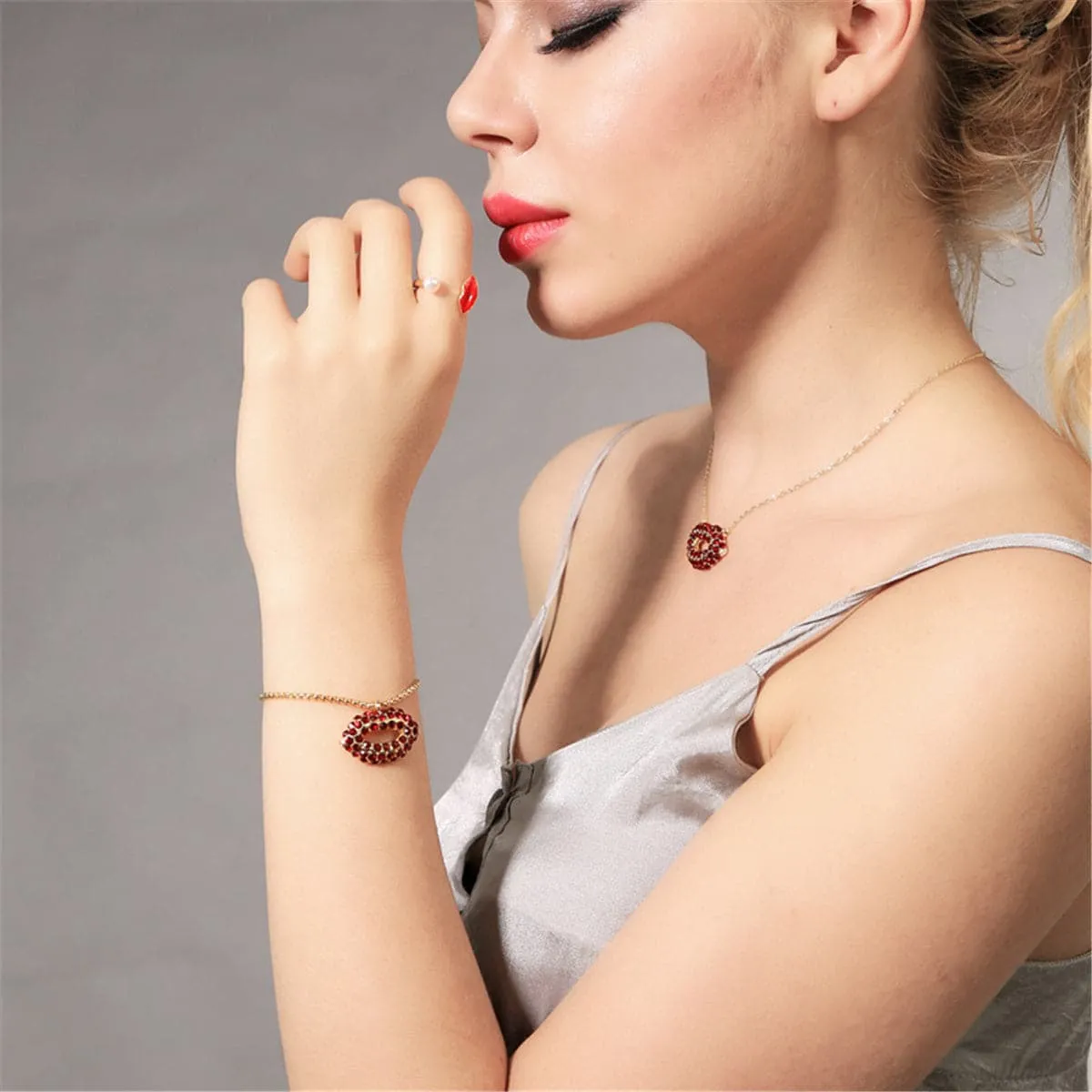 Red Cubic Zirconia & 18K Gold-Plated Lips Pendant Adjustable Bracelet