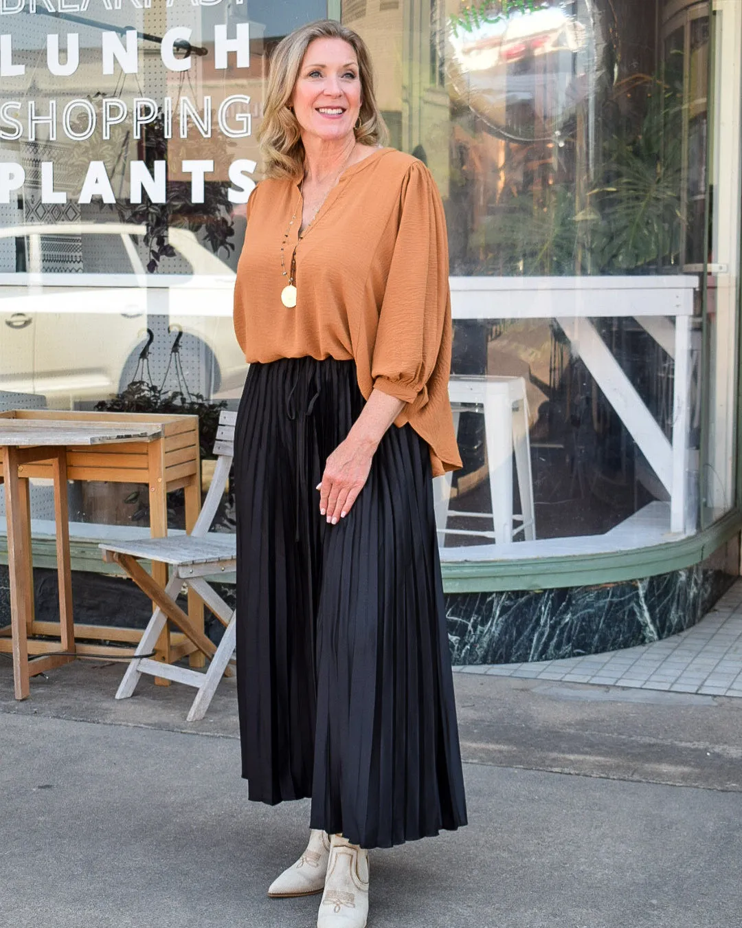 YOU'RE PRETTY PLEATED SKIRT - BLACK