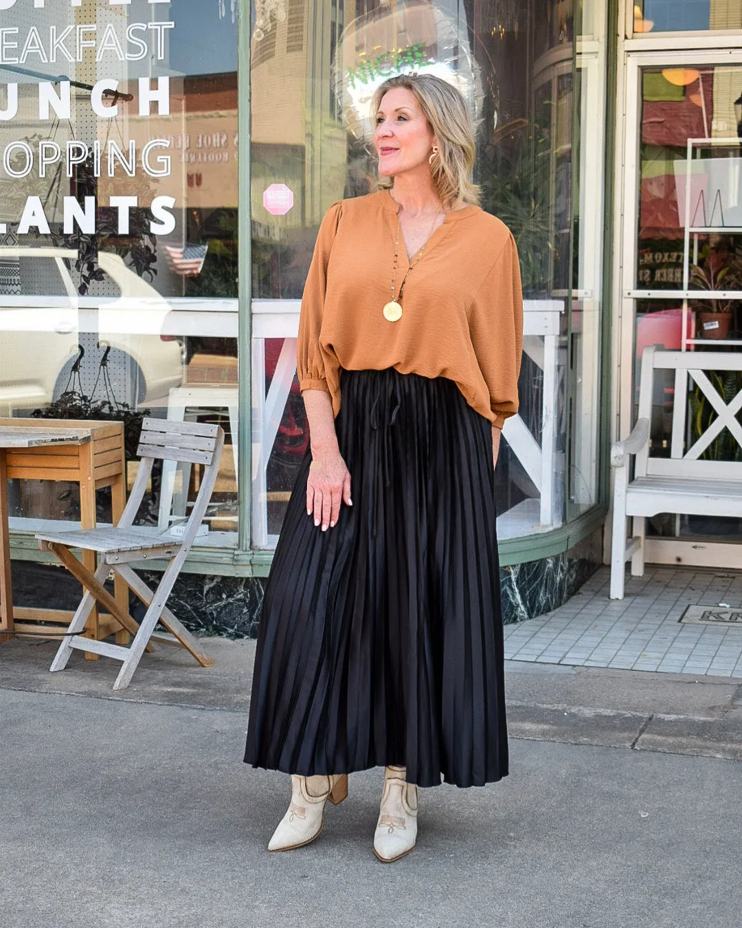 YOU'RE PRETTY PLEATED SKIRT - BLACK