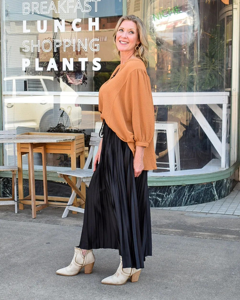 YOU'RE PRETTY PLEATED SKIRT - BLACK
